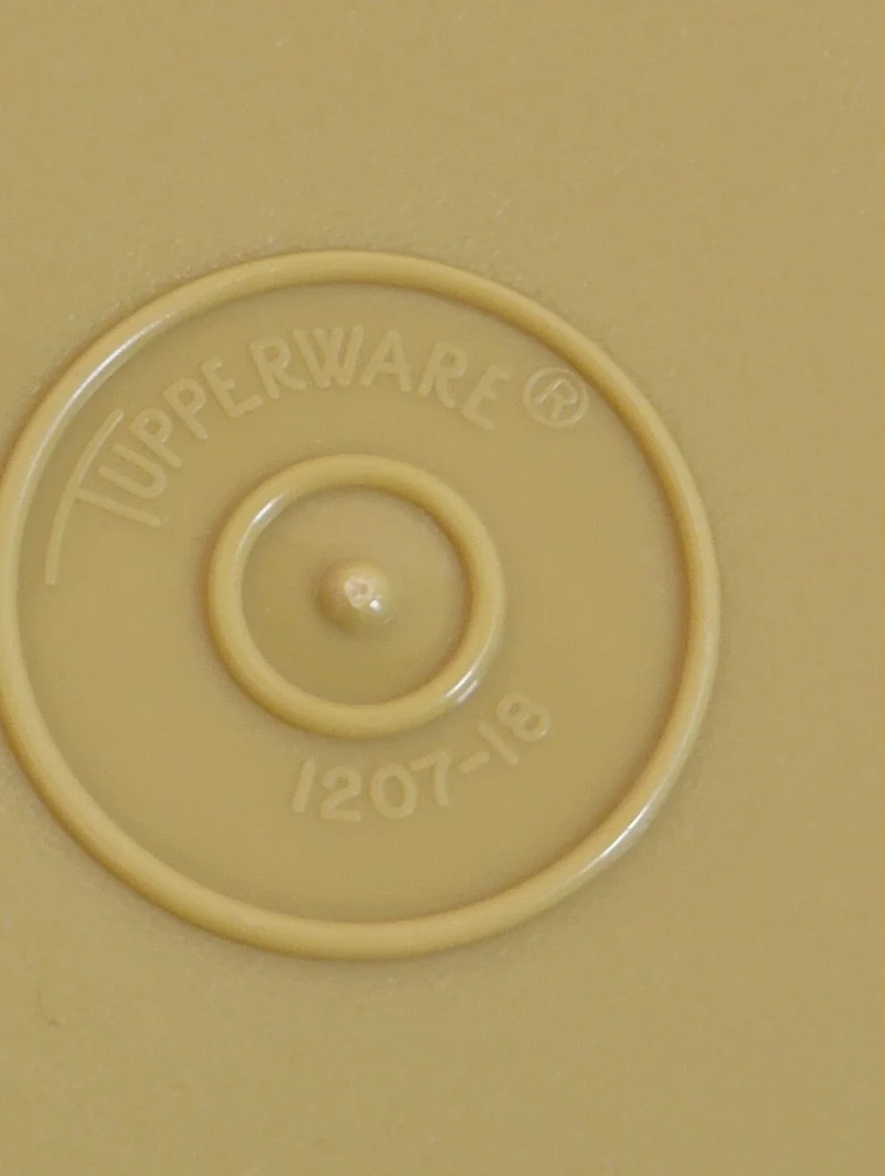 Vintage Tupperware Harvest Gold #1256 w/Sheer Cover Cake Taker Carrier